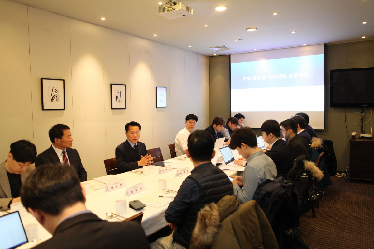 ▲한경호(왼쪽에서 세번째) 대한지방행정공제회 이사장이 30일 서울 광화문에서 진행된 기자간담회에서 올해 주요 성과에 대해 설명하고 있다.   (대한지방행정공제회)