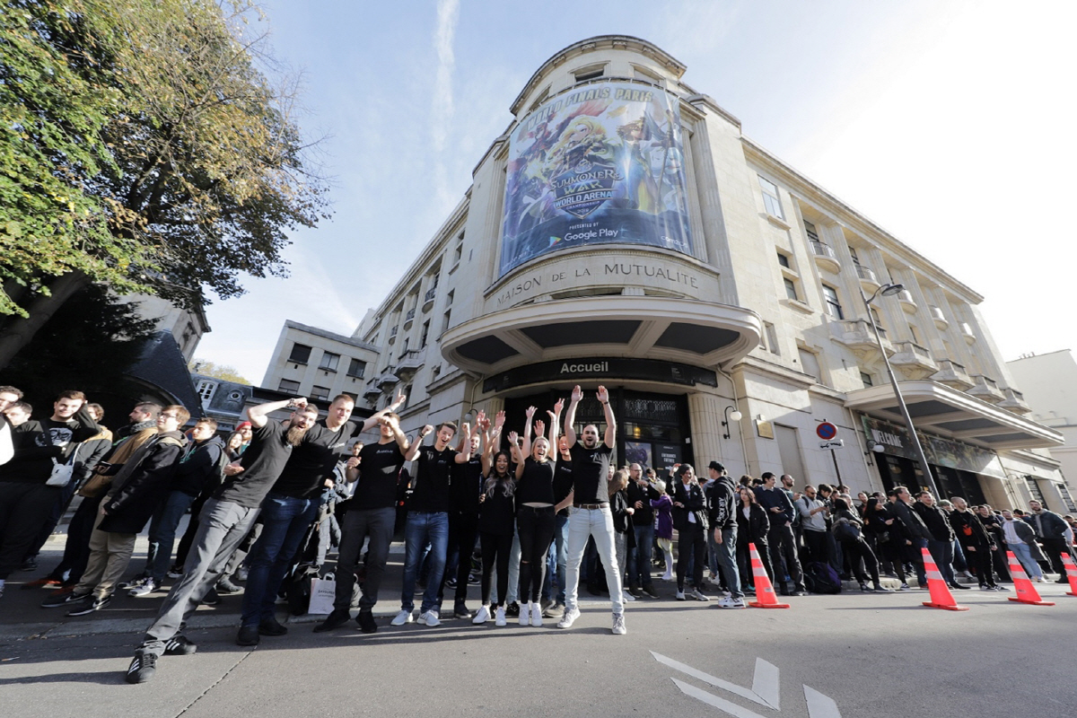 ▲【서울=뉴시스】 이윤청 기자 = 26일 프랑스 파리에 위치한 ‘메종 드 라 뮈뚜알리떼(Maison de la Mutualit)‘에서 열린 모바일 게임 기업 컴투스(대표 송병준)의 글로벌 인기 모바일 게임 ‘서머너즈 워 월드 아레나 챔피언십 2019(이하 SWC 2019)’ 월드결선에 앞서 많은 관객들이 대회장 밖에서 입장을 기다리고 있다. 한국 시간 기준 저녁 9시부터 시작되는 월드 결선에는 총 8명의 결선 진출자들이 싱글 일리미네이션 토너먼트 방식으로 우승자를 가린다.2019.10.26. (사진=컴투스 제공) photo@newsis.com
