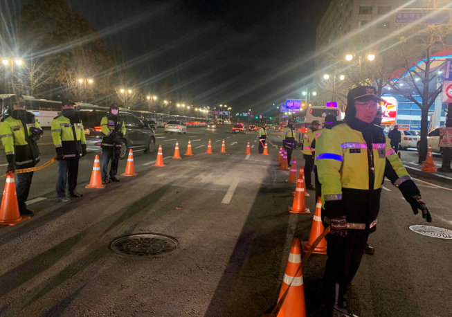 ▲'고위공직자범죄수사처법(공수처법)'이 국회 본회의를 통과한 30일 오후 여의도 국회 앞에서 공수처법 설치에 반대하는 집회에 참가한 한 남성이 분신을 시도해 경찰들이 현장을 통제하고 있다. (연합뉴스)