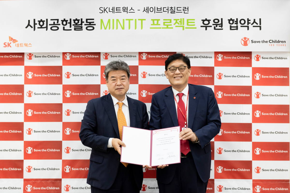 ▲서보국(왼쪽) SK네트웍스 정보통신사업부장과 정태영 세이브더칠드런 사무총장이 7월 ICT 취약계층 아동 지원을 위한 기부 협약을 맺고 기념촬영을 하고 있다. (사진제공=SK네트웍스)