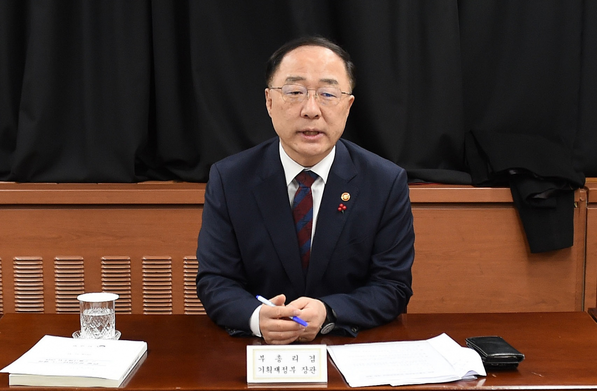 ▲홍남기 부총리 겸 기획재정부 장관이 12월 31일 서울 광화문 정부서울청사에서 일본 수출규제 대응 관계장관회의를 주재하고 모두발언을 하고 있다. (사진제공=기획재정부)