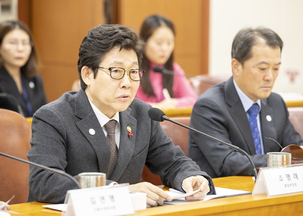 ▲환경부 장관이 20일 오후 서울 외교부청사 양자회의실에서 열린 2020년 P4G 정상회의 준비위원회 제1차 회의에 참석해 개회사를 하고 있다. (사진제공=환경부)