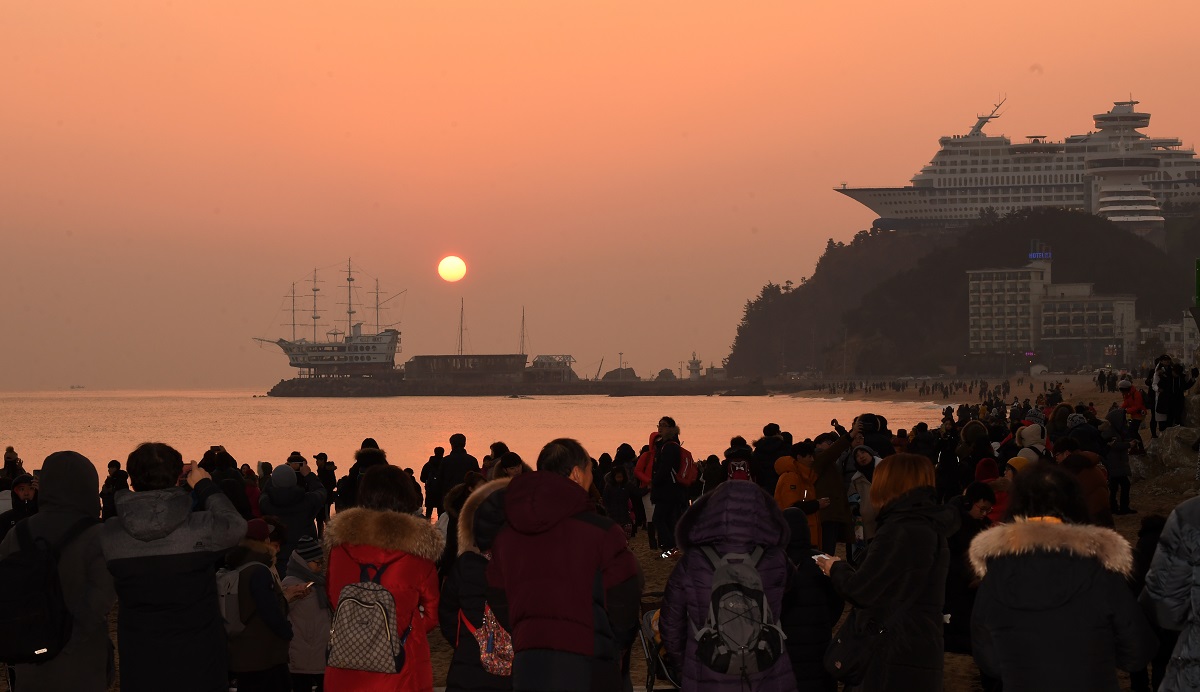 ▲2018년 1월 1일 강원 강릉시 정동진을 찾은 관광객들이 해맞이를 보며 새해 소원을 빌고 있다. (연합뉴스)