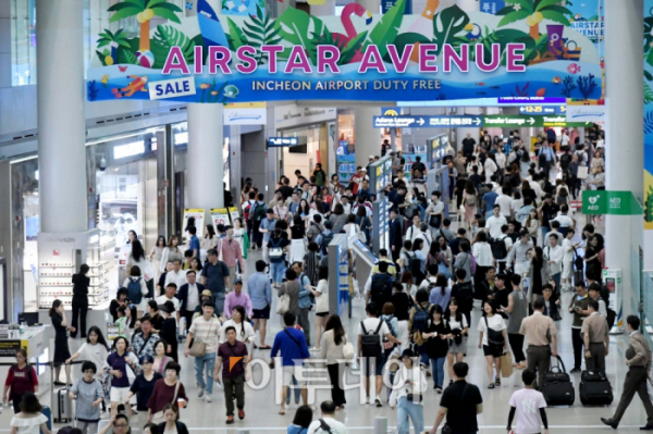 ▲지난해 인천국제공항 이용객이 2001년 개항 이후 처음으로 7000만 명을 넘기며 연간 여객 수 기록을 또다시 경신했다. (이투데이DB)