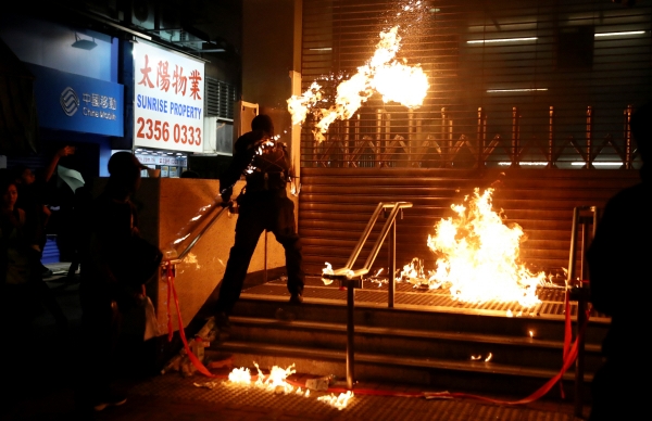 ▲홍콩의 한 지하철역에서 1일(현지시간) 입구가 시위대가 던진 화염병으로 불이 붙고 있다. 홍콩/로이터연합뉴스 
