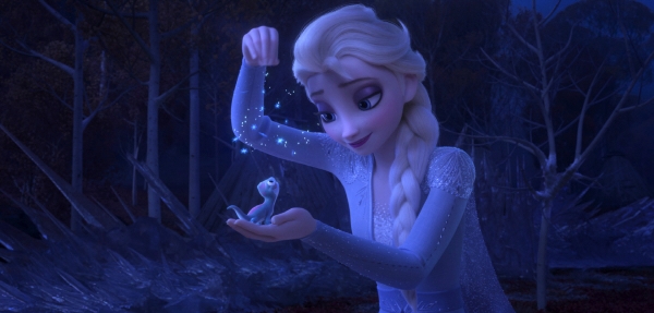 ▲디즈니가 발표한 ‘겨울왕국2’(FrozenⅡ)의 한 장면에서 엘사가 도마뱀 브루니에 눈송이를 뿌리고 있다. 디즈니AP연합뉴스.
