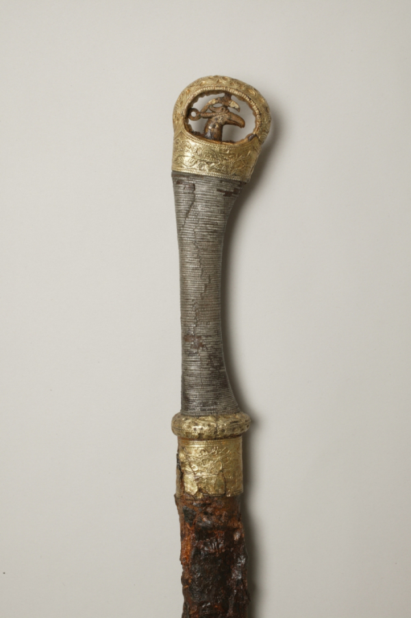 ▲봉황장식큰칼, 가야 5세기, 길이 113.1㎝. 경상대 박물관.