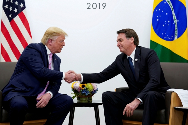 ▲도널드 트럼프(왼쪽) 미국 대통령이 6월 28일(현지시간) 일본 오사카에서 G20 정상회의 기간 자이르 보우소나루 브라질 대통령과 양자 정상회담을 하면서 악수하고 있다. 트럼프는 2일 트위터로 브라질과 아르헨티나에 대한 철강·알루미늄 관세를 복원할 것이라고 전격 선언했다. (로이터연합뉴스 )