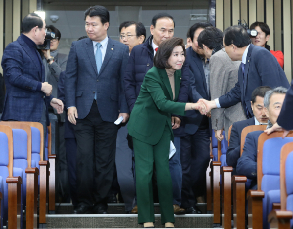 ▲자유한국당 나경원 원내대표가 4일 오전 서울 여의도 국회에서 열린 의원총회에 입장하며 의원들과 인사하고 있다.  (연합뉴스)