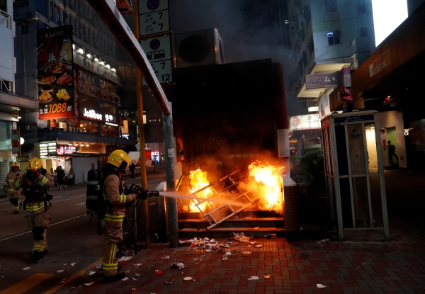 ▲10월 27일(현지시간) 홍콩 몽콕 MTR역 입구에서 소방관이 화재를 진압하고 있다. 홍콩/로이터연합뉴스.
