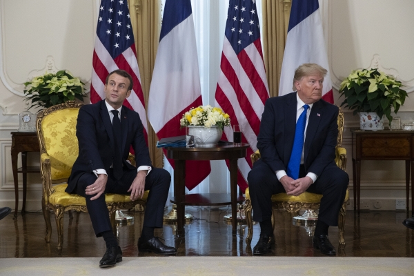 ▲도널드 트럼프(오른쪽) 미국 대통령과 에마뉘엘 마크롱 프랑스 대통령이 3일(현지시간) 영국 런던의 윈필드 하우스(미국 대사관저)에서 만나고 있다. 런던/AP연합뉴스.
