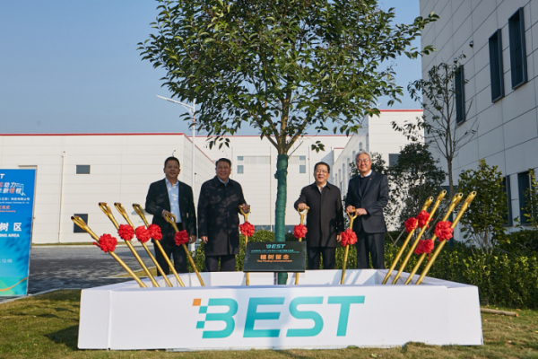 ▲김준 SK이노베이션 총괄사장(맨 오른쪽)이 5일 중국 장쑤성 창저우시에 첫 글로벌 배터리 셀 생산 공장 ‘BEST’ 준공식을 연 뒤 기념 식수를 하고 있다. (사진제공=SK이노베이션)