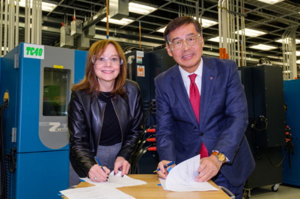 ▲ LG화학 CEO 신학철 부회장과  GM CEO 메리 바라 회장이 합작계약을 체결하고 있다.