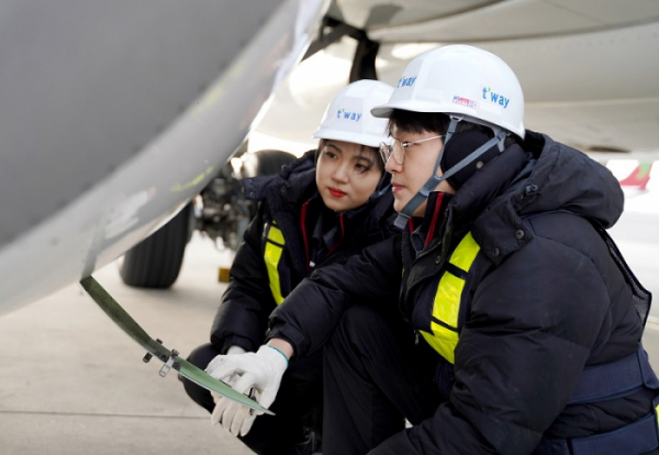 ▲방한 귀마개를 착용하고 공항 현장 근무를 하고 있는 티웨이항공 직원들.  (사진제공=티웨이항공)