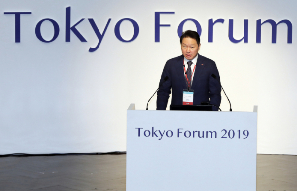 ▲최태원 회장이 일본 도쿄대에서 열린 '도쿄 포럼 2019'에서 강연하고 있다. (사진제공=SK그룹)