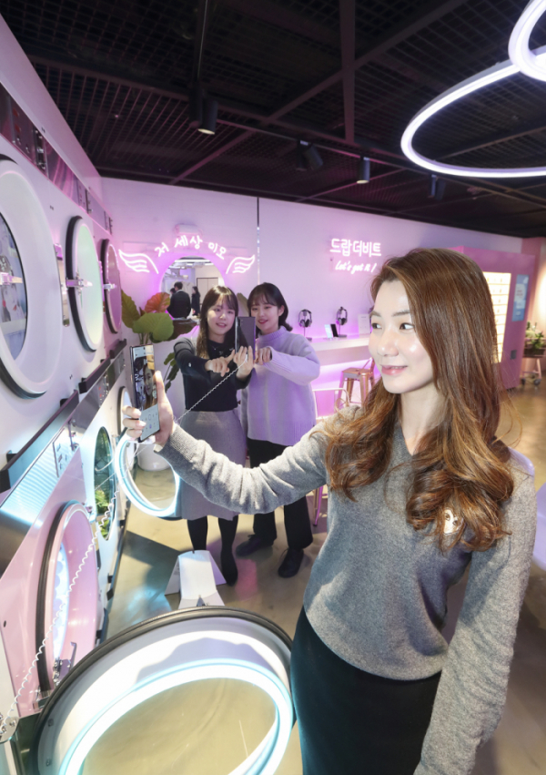 ▲KT와 삼성전자가 9일 서울 종로구 광화문 KT스퀘어에 밀레니얼 세대를 위한 5G 체험 공간 ‘일상이상’을 새롭게 오픈한다고 8일 밝혔다. (사진제공=KT)