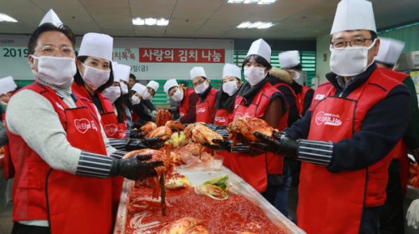 ▲LG전자가 지난 6일 서울 영등포구 일대에 거주하는 쪽방촌 500여 가구를 대상으로 임직원들이 직접 담근 김치와 각종 반찬 등 5,200kg 가량을 전달했다. 사진은 LG전자 임직원들이 봉사활동하는 모습 (사진제공=LG전자)