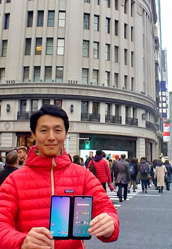 ▲LG전자가 프리미엄 스마트폰 LG G8X ThinQ를 일본 시장에 출시했다. LG전자 일본법인 직원이 일본 도쿄 소재 소프트뱅크 매장에서 LG G8X ThinQ를 소개하고 있다. (사진제공=LG전자)