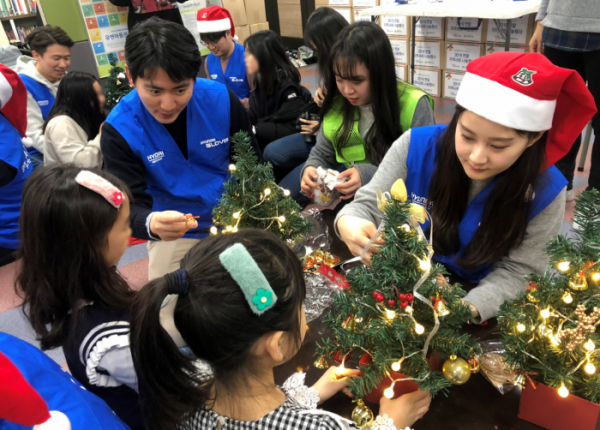▲현대글로비스가 6일 연말을 맞아 지역아동센터를 이용하는 어린이 300명에게 크리스마스 선물을 전달했다.  (사진제공=현대글로비스)
