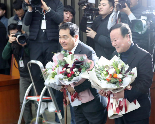 ▲9일 오전 서울 여의도 국회에서 열린 자유한국당 의원총회에서 신임 원내대표로 선출된 심재철 의원(왼쪽)과 김재원 신임 정책위의장이 인사하고 있다.  (연합뉴스)