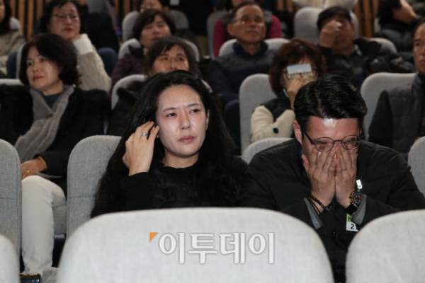 ▲'민식이법'이 통과된 순간, 김민식 군 부모가 방청석에서 눈물을 흘리고 있다. (신태현 기자 holjjak@)