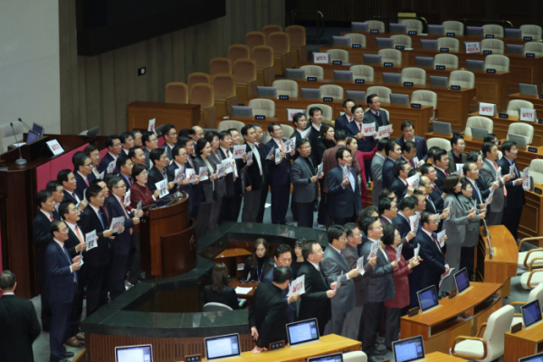 ▲10일 오후 국회 본회의에서 자유한국당 의원들이 내년도 예산안이 통과된 것과 관련 손팻말을 들고 항의 구호를 외치고 있다.  (사진=연합뉴스)