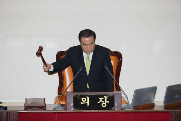 ▲문희상 국회의장이 10일 저녁 국회 본회의에서 한국당 의원들의 항의 가운데 2020년 예산안을 가결하고 있다. (사진=연합뉴스)