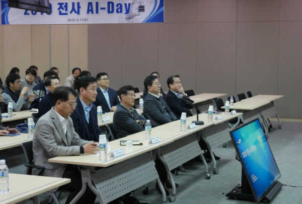 ▲삼성전기는 11일 수원사업장에서 ‘제1회 AI-Day’를 개최했다. 이윤태(왼쪽에서 세 번째) 삼성전기 대표이사 사장이 발표를 듣고 있다.  (사진제공=삼성전기)