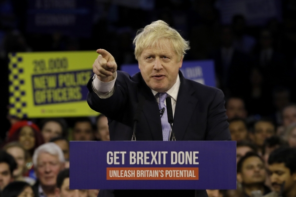 ▲보리스 존슨 영국 총리가 11일(현지시간) 런던에서 열린 보수당 최종 선거 유세에서 연설하고 있다. 런던/AP연합뉴스.
