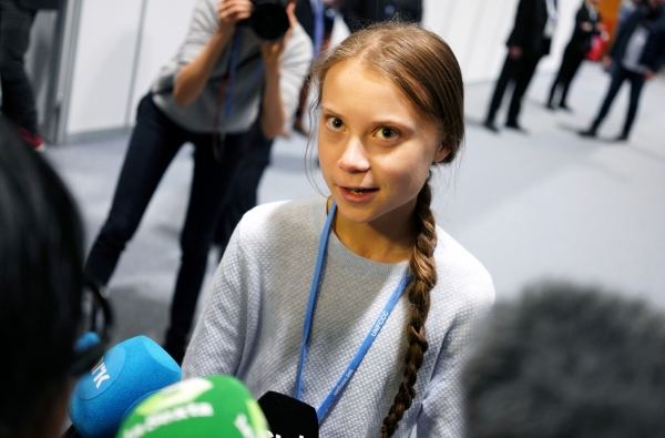 ▲환경운동가 그레타 툰베리(Greta Thunberg)가 9일(현지시간) 9일 스페인 마드리드에서 열린 제25차 유엔 기후변화협약 당사국 총회(COP25)에서 기후 정상 회담에서 기자와 이야기를 나누고 있다. 마드리드/로이터연합뉴스.
