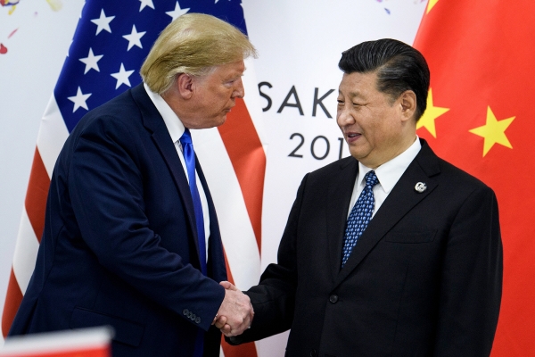 ▲도널드 트럼프 미국 대통령(왼쪽)과 시진핑 중국 국가주석이 2019년 6월 일본 오사카 G20 정상회의에서 만나 악수하고 있다. AFP연합뉴스
