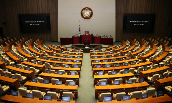 ▲13일 국회에서 제372회 국회(임시회) 제1차 본회의가 문희상 국회의장 주재 3당 원내대표 회동으로 인해 시작이 지연되고 있다.  (연합뉴스)