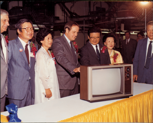 ▲구 명예회장(오른쪽 세번째)이미국 현지생산법인(GSAI)에서 생산된 제1호 컬러TV 제품을 살펴보고 있다 (사진제공=LG그룹)