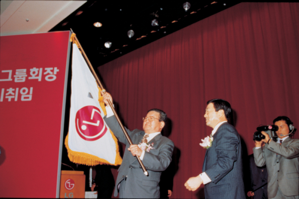 ▲1995년 2월, 회장 이취임식에서 구 명예회장(왼쪽)이 고 구본무 회장에게 LG 깃발을 전달하는 모습 (사진제공=LG그룹)