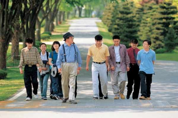 ▲구 명예회장(가운데)이 연암대학교에서 학생들과 함께 교내를 산책하고 있다 (사진제공=LG그룹)