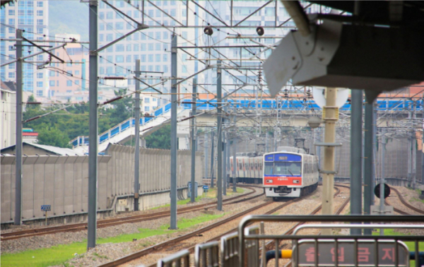 ▲수도권 1호선 경부선 전철이 역으로 들어오고 있다. (사진 제공=한국철도공사)