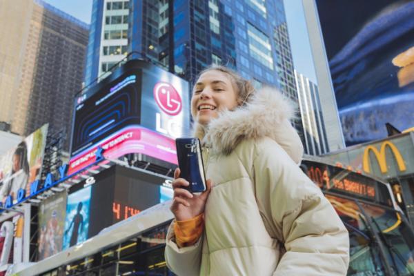 ▲모델이 미국 뉴욕 타임스스퀘어에 위치한 LG전자 전광판 앞에서 LG G8X 씽큐(국내명 LG V50S 씽큐)를 소개하고 있다. LG전자는 지난달 북미 시장에 G8X 씽큐를 출시했다.  (사진제공=LG전자)