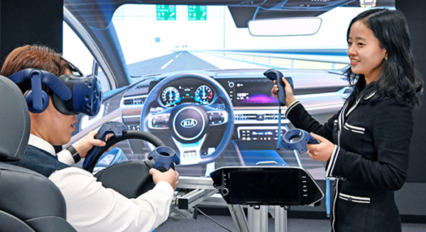 ▲현대기아차 연구원들이 VR을 활용한 설계 품질 검증 시스템을 통해 가상의 환경에서 자동차의 설계 품질을 평가하고 있다.  (사진제공=현대기아차)