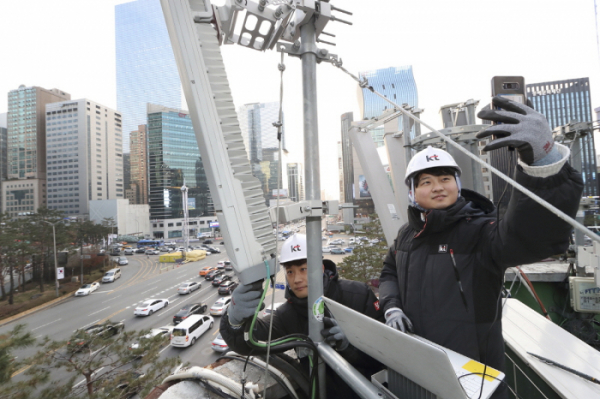 ▲KT 네트워크부문 직원들이 서울 강남대로 인근에서 네트워크 품질을 점검하고 있다.(KT 제공)