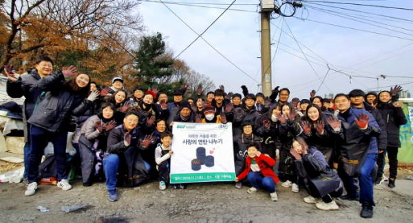 ▲BGF그룹 임직원과 CU가맹점주 및 가족들이 21일 서울 개포동 구룡마을에서 ‘BGF 사랑의 연탄 나눔 봉사활동’을 진행하고 기념 촬영하고 있다. (사진제공=BGF그룹)