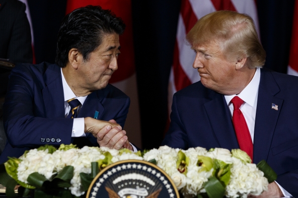 ▲도널드 트럼프(오른쪽) 미국 대통령과 아베 신조 일본 총리가 9월 25일(현지시간) 뉴욕 인터콘티넨털바클레이 호텔에서 열린 미일 무역협정 서명식에서 악수하고 있다. 뉴욕/AP뉴시스
