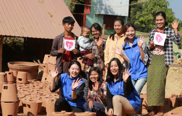 ▲현대오일뱅크 직원들이 22일 고효율 조리기구를 보급한 미얀마 흐테인 코네 마을을 직접 방문했다.  (사진제공=현대오일뱅크)