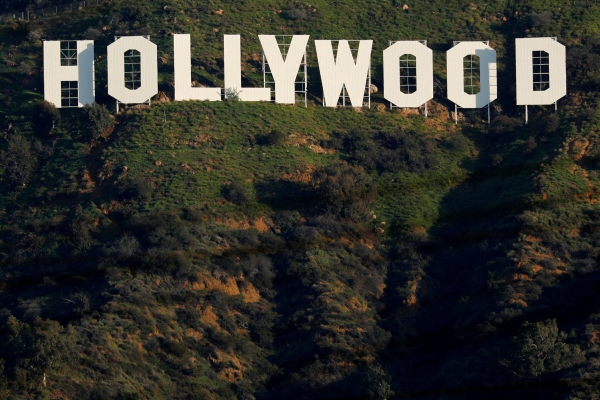 ▲미국 로스엔젤레스(LA)의 한 동네 언덕 위에 할리우드 간판이 세워져 있다. LA/로이터연합뉴스.
