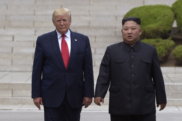 ▲도널드 트럼프(왼쪽) 미국 대통령이 판문점에서 김정은 북한 국무위원장을 만나고 있다. AP뉴시스.
