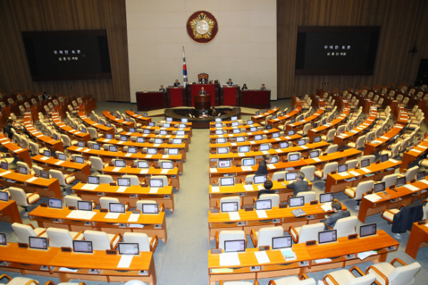 ▲'공직선거법 개정안'에 대한 필리버스터가 계속된 24일 새벽 2시 20분께 더불어민주당 김종민 의원이 텅 빈 본회의장서 '무제한 토론'을 하고 있다.  (연합뉴스)