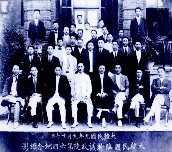 ▲제6회 임시의정원 개원 기념사진 (1919.9) 가운데 안창호의 오른쪽이 의장 손정도(사진제공=KBS1)