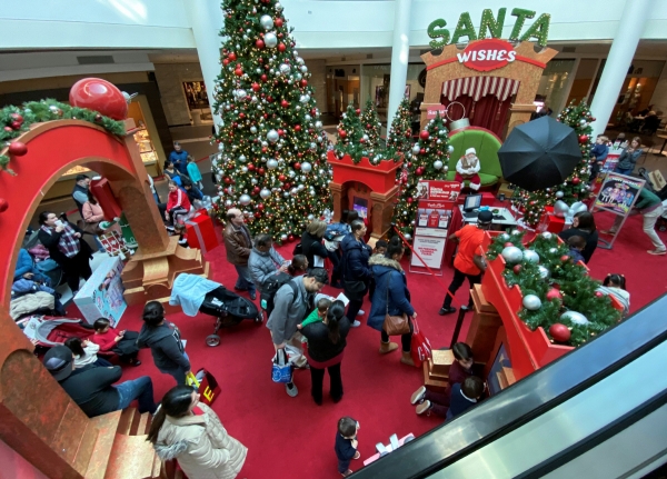 ▲23일(현지시간) 미국 버지니아주 알링턴의 한 쇼핑몰에서 시민이 산타와 사진을 찍기 위해 줄을 서고 있다. 알링턴/로이터연합뉴스
