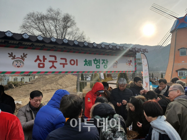 ▲삼굿구이 체험장에선 갓 쪄낸 따끈따끈한 달걀, 땅꽁, 감자, 고구마 등을 맛볼 수 있어 관광객들로 북적인다. 김소희 기자 ksh@