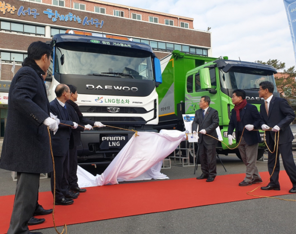 ▲한국가스공사는 26일 인천광역시 서구청에서 'LNG 청소차 인도식'을 개최했다.  (사진제공=한국가스공사)