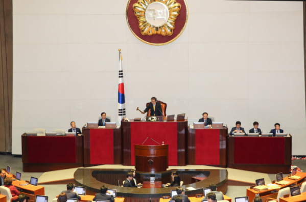 ▲문희상 국회의장이 27일 국회 본회의에서 고위공직자범죄수사처(공수처)법안을 상정한 뒤 자유한국당의 전원위원회 개회 요구로 정회를 선언하고 있다. (연합뉴스)